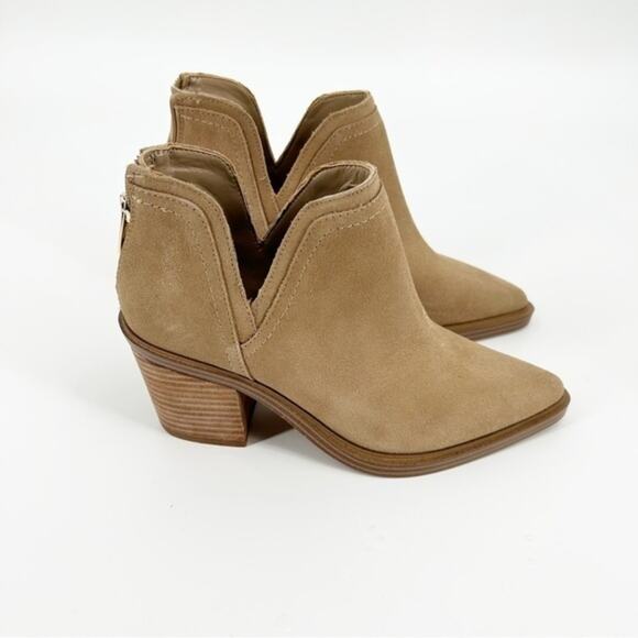 NWOB Vince Camuto Tan Suede Riggie Booties Size 6M - Picture 1 of 9